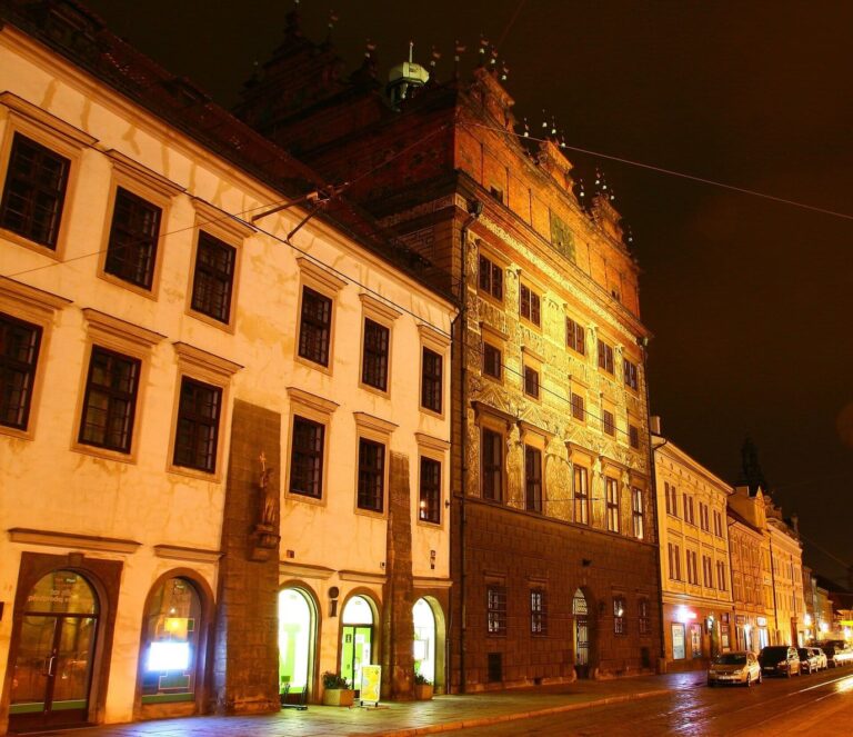 L’hôtel de ville de Plzeň et la maison impériale éclairés, la nuit, sur la place de la République en décembre
