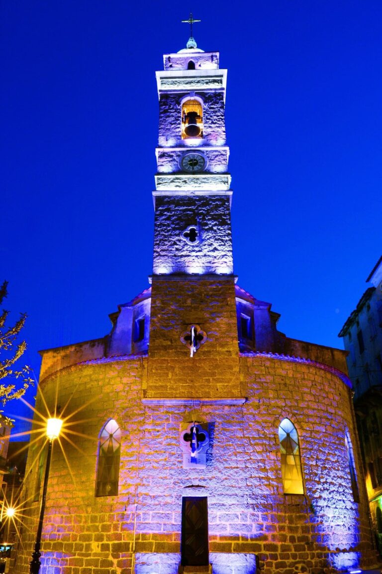 L’église Saint-Jean-Baptiste de Porto-Vecchio et son clocher éclairés de nuit
