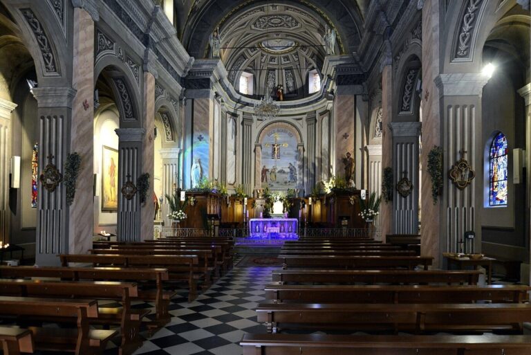 La nef de l’église Saint-Jean-Baptiste de Porto-Vecchio, ses bancs, son sol en damier et son chœur, en février