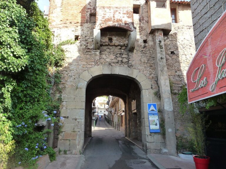 La porte Génoise, passage voûté dans les remparts de pierre de la vieille ville de Porto-Vecchio