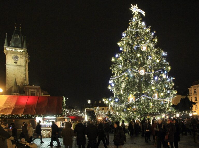 Le sapin de Noël de la place de la Vieille-Ville de Prague, la tour de l’hôtel de ville et des chalets du marché, de nuit