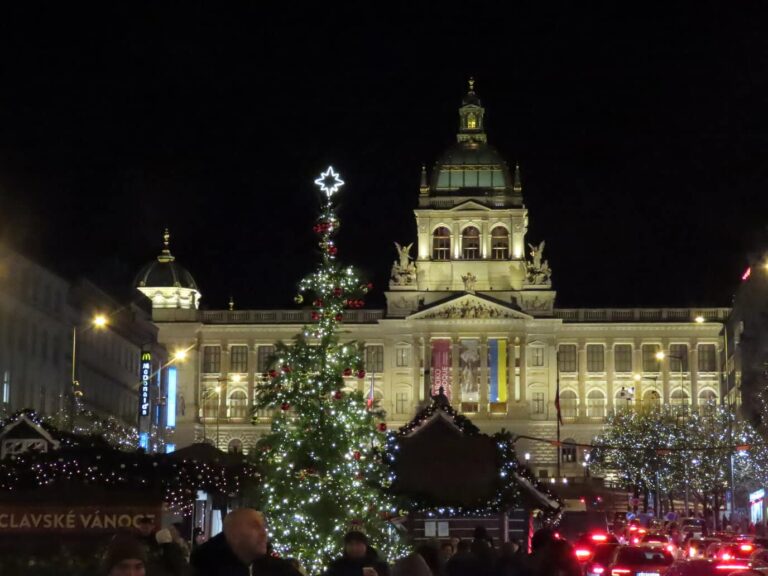 Le marché de Noël de la place Venceslas à Prague, avec son sapin illuminé devant le Musée national éclairé, de nuit