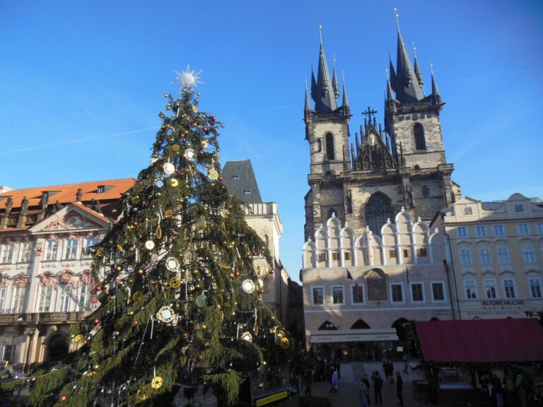 Le sapin de Noël décoré de la place de la Vieille-Ville de Prague devant l’église Notre-Dame de Týn, sous un ciel bleu de décembre