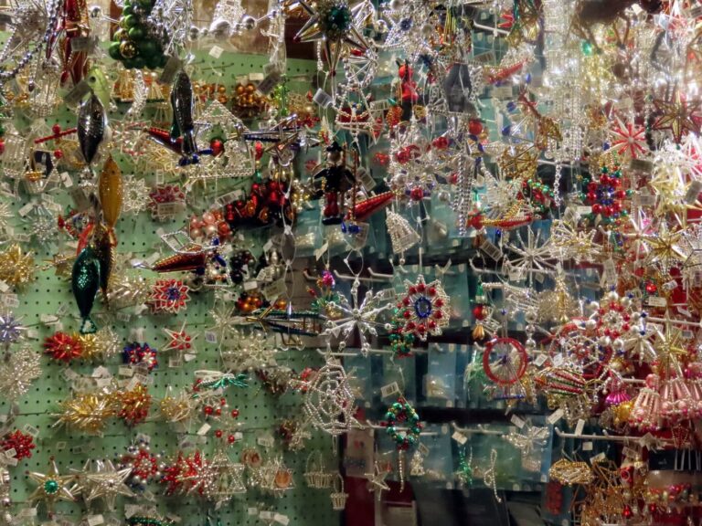 Étal de décorations de Noël tchèques au marché de Prague : étoiles et ornements de paille, de perles et de verre suspendus