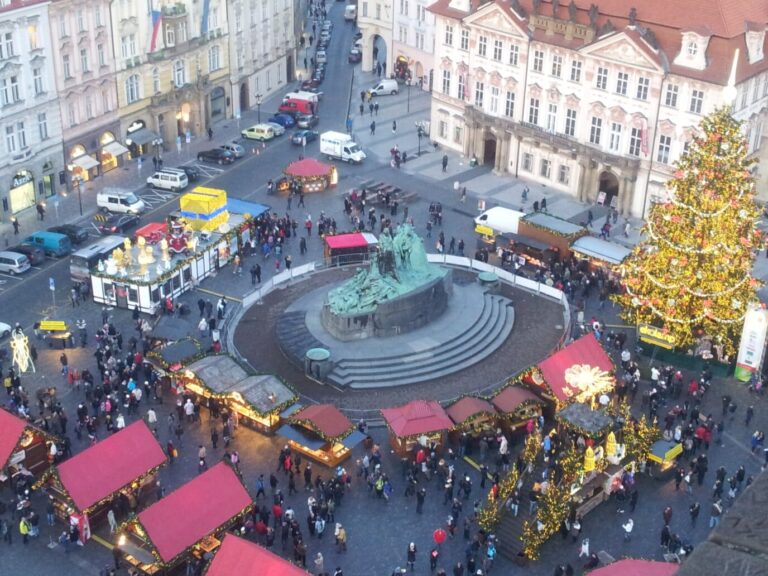 Les chalets du marché de Noël et le sapin autour du monument à Jan Hus, place de la Vieille-Ville de Prague, vus du haut de la tour de l’hôtel de ville