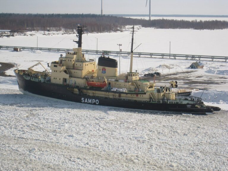 Le Sampo à quai dans le port de Kemi, entouré de glace et de neige