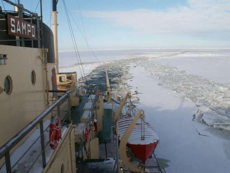 Le chenal ouvert par le Sampo dans la glace du golfe de Botnie, vu depuis le pont arrière