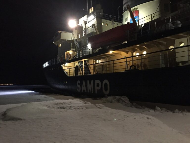 Le flanc éclairé du Sampo, la nuit, au bord de la glace