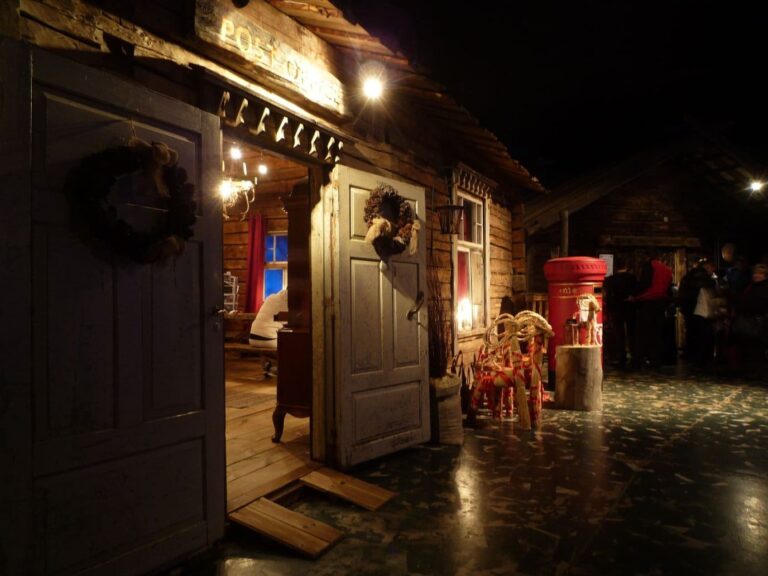 La façade de bois du bureau de poste de SantaPark, ses portes ouvertes et sa boîte aux lettres rouge, dans la pénombre de la grotte