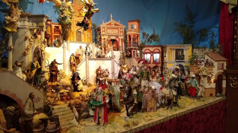 La grande crèche de l’église du Santo Ángel de Séville, avec ses maisons andalouses, ses escaliers et des dizaines de figurines