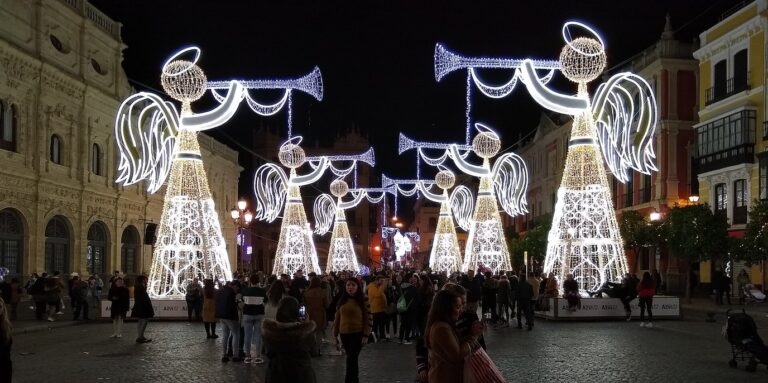 Les illuminations en forme d’anges trompettistes de la plaza de San Francisco de Séville, de nuit