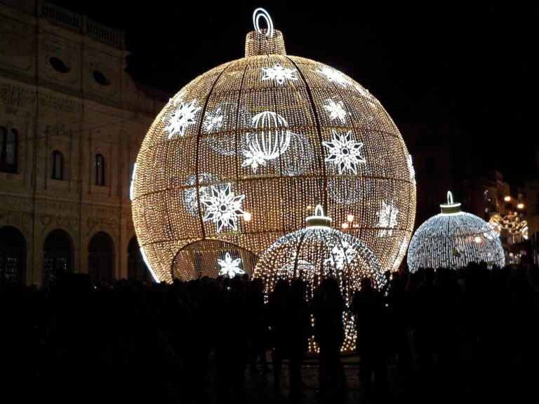 Une boule de Noël géante en lumières, ornée de flocons, sur la plaza de San Francisco de Séville, devant l’hôtel de ville