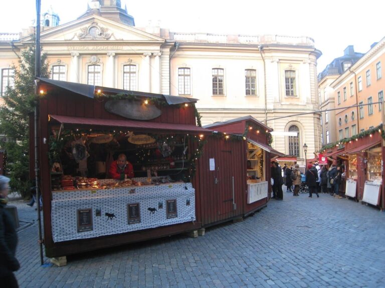 Un étal décoré du marché de Noël devant l’ancienne Bourse de Stockholm, sur Stortorget
