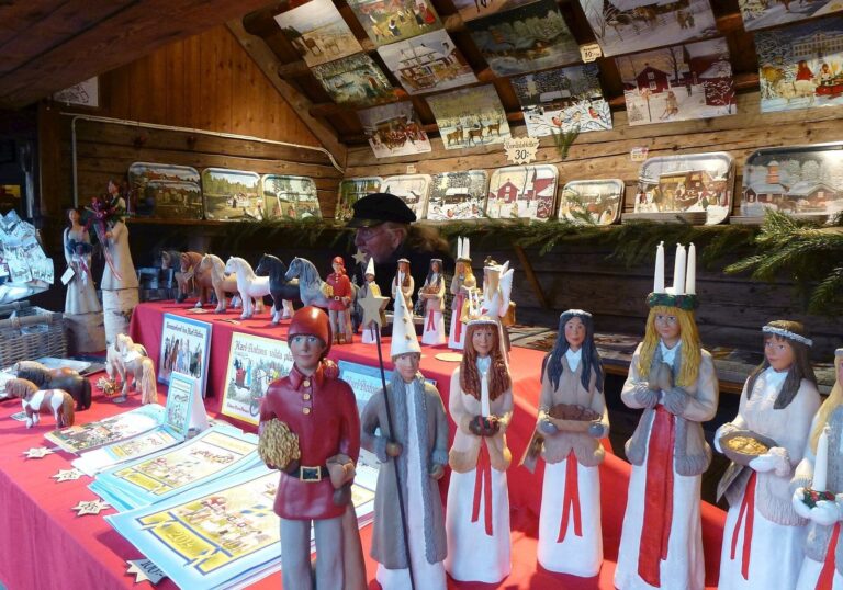 Figurines de Sainte-Lucie et cartes de Noël anciennes dans un étal de bois du marché de Noël de Skansen