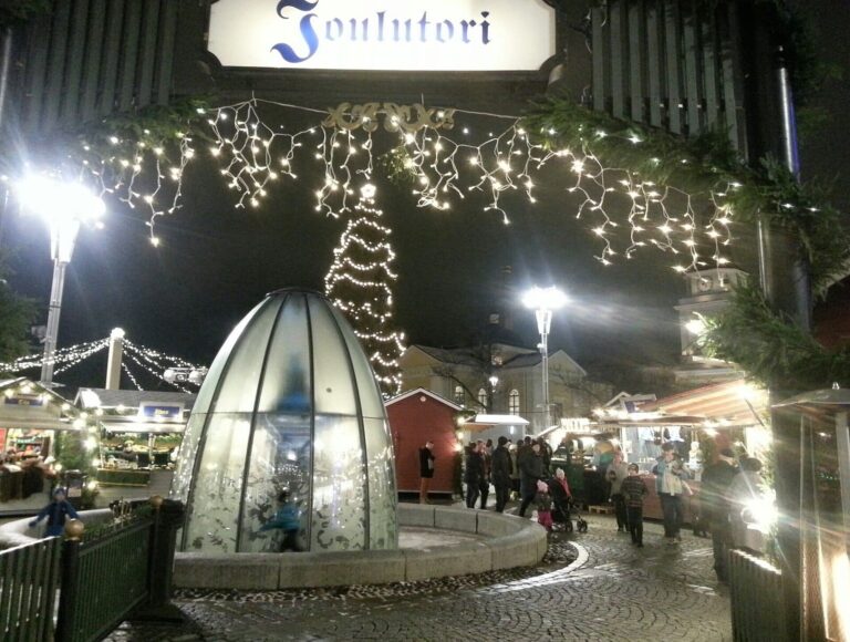 Le portique du Joulutori de Tampere avec ses guirlandes de lumières et le dôme de verre de la fontaine, au centre du marché de Noël de la place