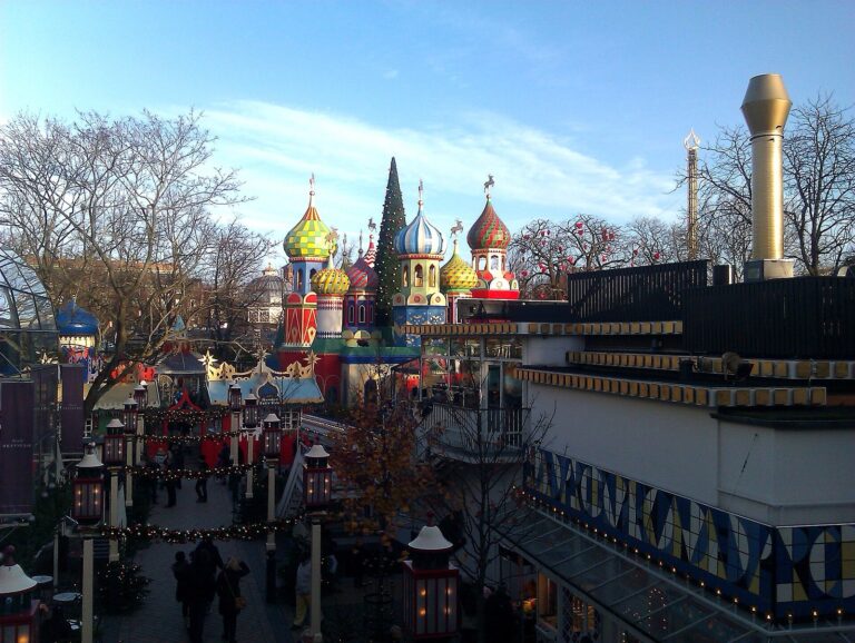 Vue de jour sur Tivoli en hiver, avec ses tours colorées, un sapin et des décorations de Noël rouges