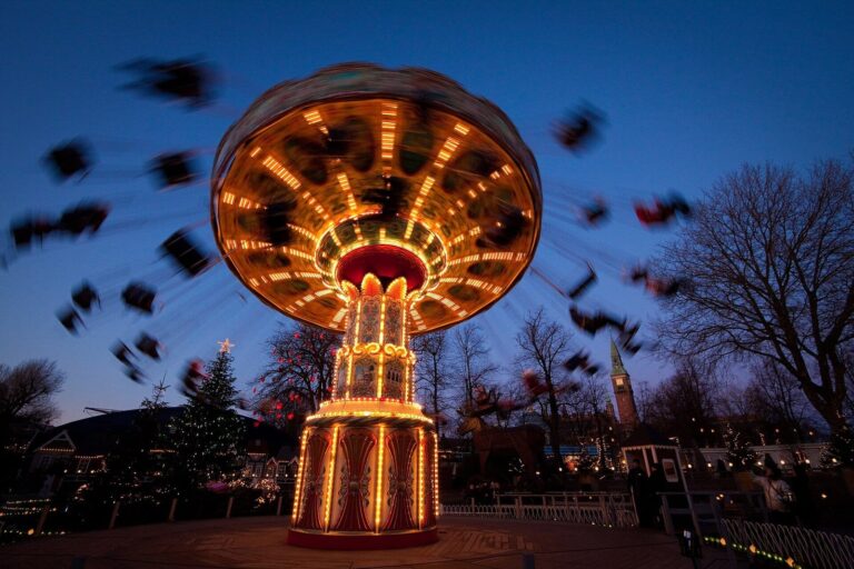 La grande balançoire de Tivoli illuminée tourne au crépuscule, en décembre