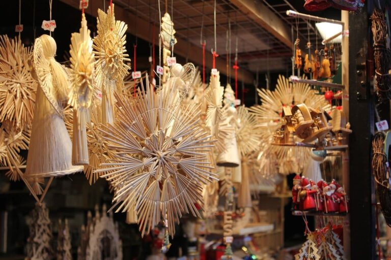Étoiles de paille, anges et décorations de Noël suspendus dans un chalet du marché de Trèves
