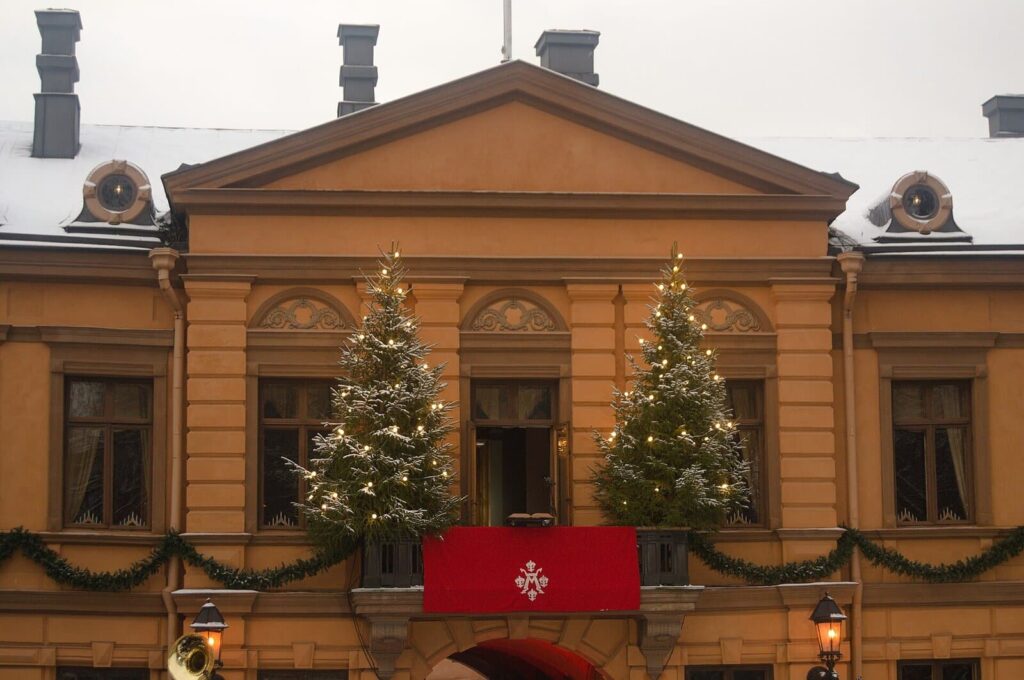 Le balcon de la maison Brinkkala à Turku, drapé de rouge entre deux sapins et des guirlandes de verdure, d’où est lue la déclaration de la paix de Noël