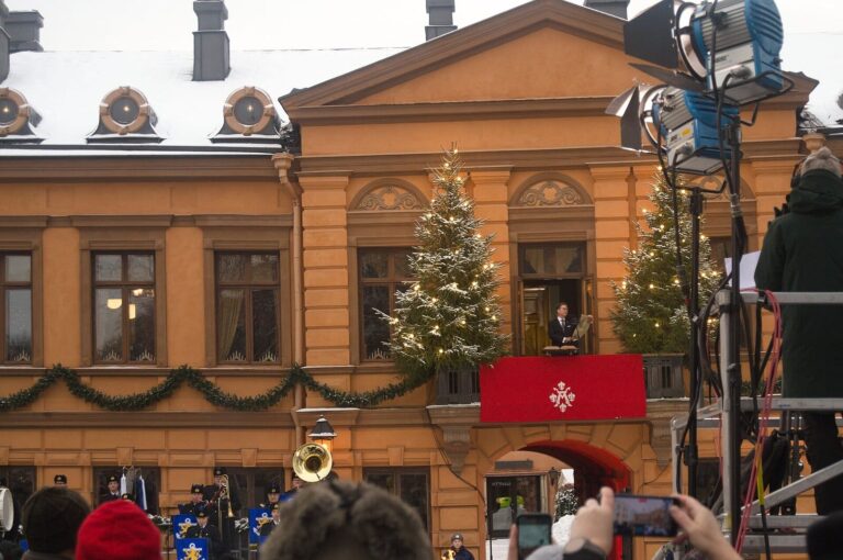 La lecture de la déclaration de la paix de Noël depuis le balcon de Brinkkala à Turku, devant la foule et une fanfare en bas de la façade